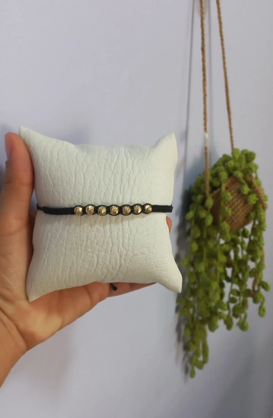 imagen Pulseras tejidas en oro